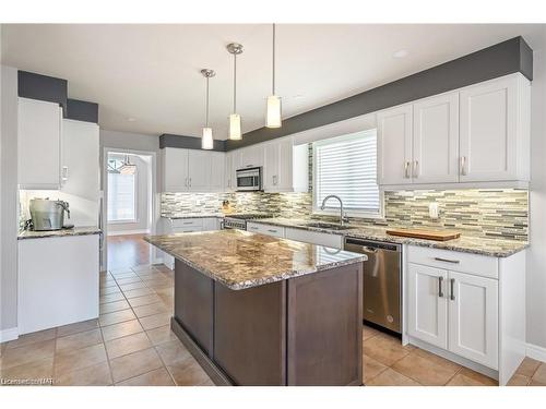 129 Dorchester Drive, Grimsby, ON - Indoor Photo Showing Kitchen With Upgraded Kitchen