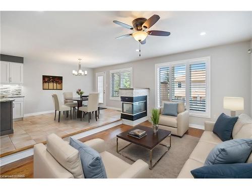 129 Dorchester Drive, Grimsby, ON - Indoor Photo Showing Living Room