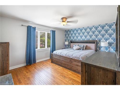 129 Dorchester Drive, Grimsby, ON - Indoor Photo Showing Bedroom