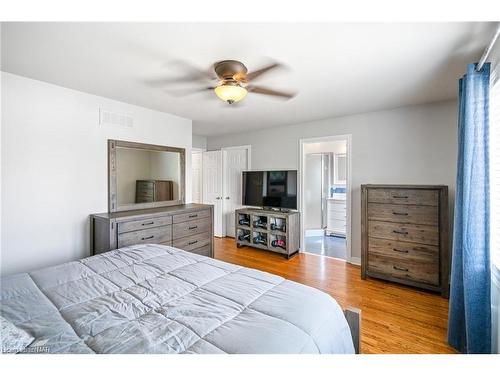 129 Dorchester Drive, Grimsby, ON - Indoor Photo Showing Bedroom