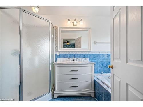 129 Dorchester Drive, Grimsby, ON - Indoor Photo Showing Bathroom