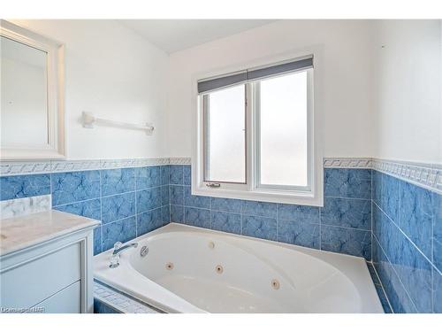 129 Dorchester Drive, Grimsby, ON - Indoor Photo Showing Bathroom