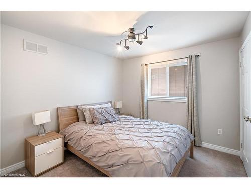 129 Dorchester Drive, Grimsby, ON - Indoor Photo Showing Bedroom