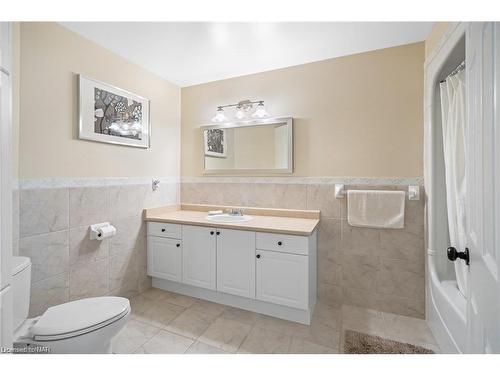 129 Dorchester Drive, Grimsby, ON - Indoor Photo Showing Bathroom