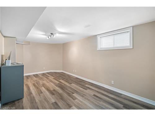 129 Dorchester Drive, Grimsby, ON - Indoor Photo Showing Other Room