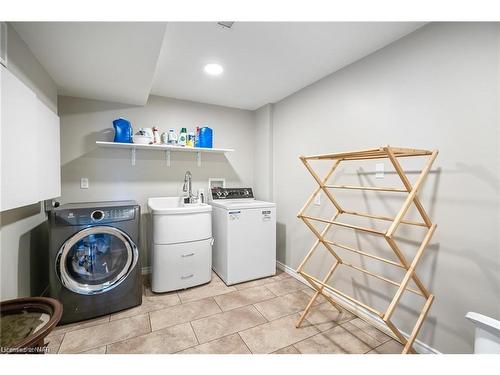 129 Dorchester Drive, Grimsby, ON - Indoor Photo Showing Laundry Room