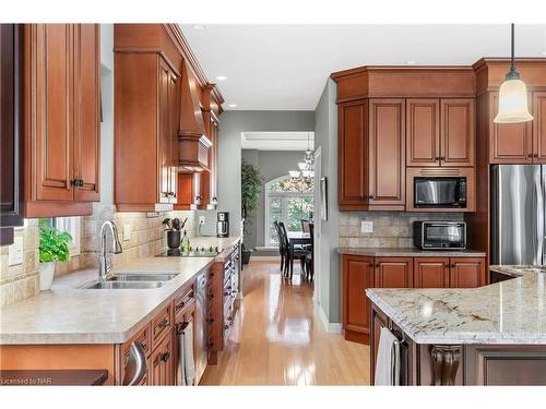 35 Diana Drive, Niagara-On-The-Lake, ON - Indoor Photo Showing Kitchen With Double Sink With Upgraded Kitchen