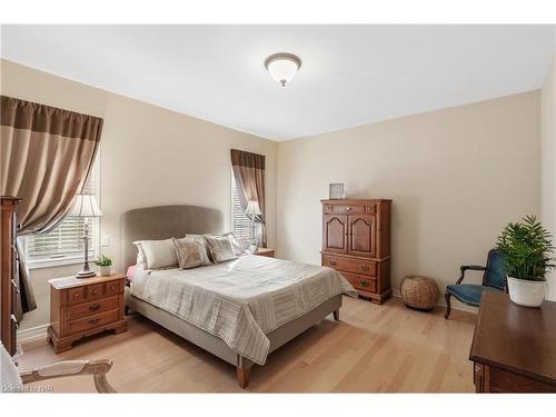 35 Diana Drive, Niagara-On-The-Lake, ON - Indoor Photo Showing Bedroom