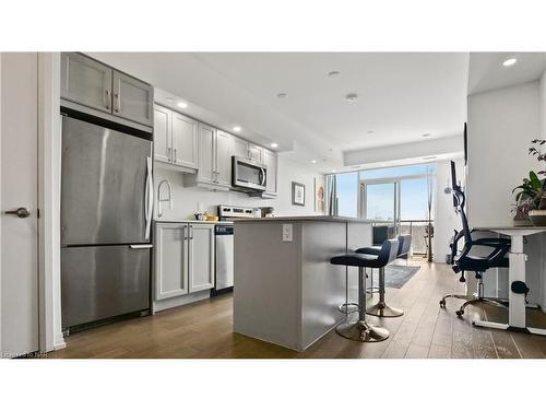 606-7711 Green Vista Gate, Niagara Falls, ON - Indoor Photo Showing Kitchen With Upgraded Kitchen