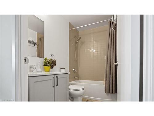 606-7711 Green Vista Gate, Niagara Falls, ON - Indoor Photo Showing Bathroom