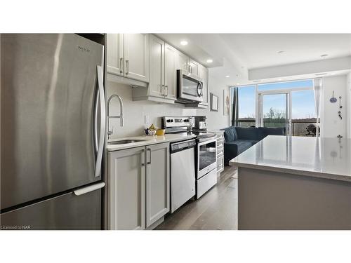 606-7711 Green Vista Gate, Niagara Falls, ON - Indoor Photo Showing Kitchen With Upgraded Kitchen