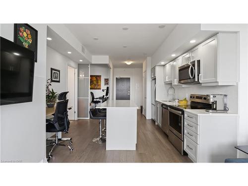 606-7711 Green Vista Gate, Niagara Falls, ON - Indoor Photo Showing Kitchen