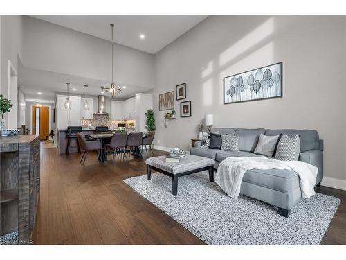 15 Taliesin Trail, Welland, ON - Indoor Photo Showing Living Room