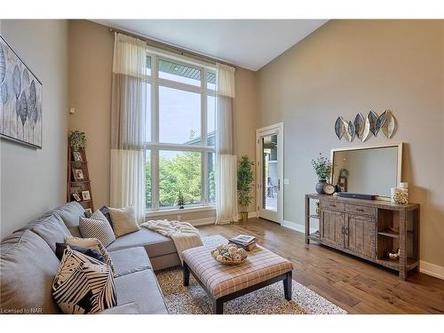 15 Taliesin Trail, Welland, ON - Indoor Photo Showing Living Room