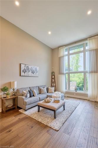 15 Taliesin Trail, Welland, ON - Indoor Photo Showing Living Room