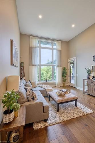 15 Taliesin Trail, Welland, ON - Indoor Photo Showing Living Room