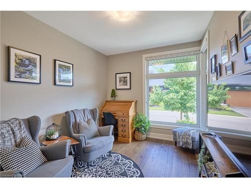 15 Taliesin Trail, Welland, ON - Indoor Photo Showing Living Room