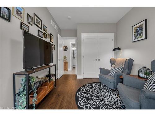 15 Taliesin Trail, Welland, ON - Indoor Photo Showing Living Room