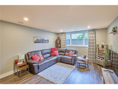 15 Taliesin Trail, Welland, ON - Indoor Photo Showing Living Room