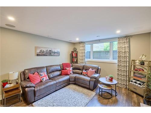 15 Taliesin Trail, Welland, ON - Indoor Photo Showing Living Room