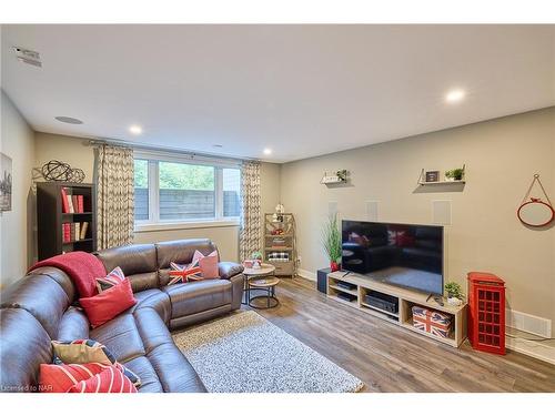 15 Taliesin Trail, Welland, ON - Indoor Photo Showing Living Room