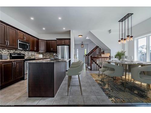 57 Videl Crescent N, St. Catharines, ON - Indoor Photo Showing Kitchen With Upgraded Kitchen