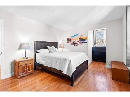 6 Lower Canada Drive, Niagara-On-The-Lake, ON - Indoor Photo Showing Bedroom