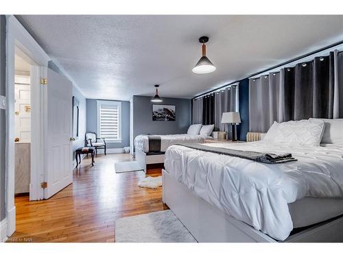 4857 Mcrae Street, Niagara Falls, ON - Indoor Photo Showing Bedroom