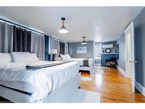 4857 Mcrae Street, Niagara Falls, ON - Indoor Photo Showing Bedroom