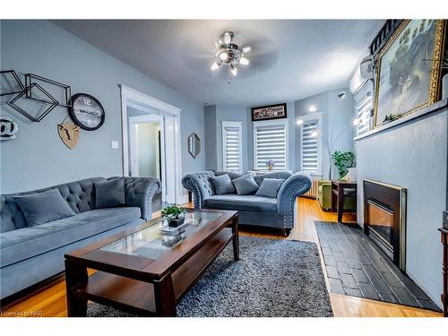 4857 Mcrae Street, Niagara Falls, ON - Indoor Photo Showing Living Room