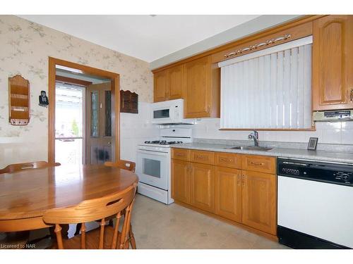 6776 Betty Avenue, Niagara Falls, ON - Indoor Photo Showing Kitchen