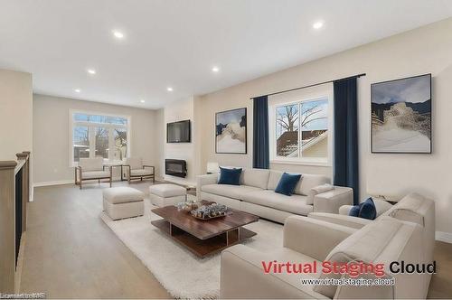 735 Dominion Road, Fort Erie, ON - Indoor Photo Showing Living Room