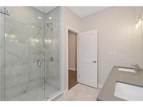 735 Dominion Road, Fort Erie, ON - Indoor Photo Showing Bathroom