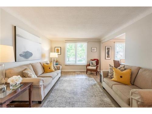 10 Wedgewood Court, St. Catharines, ON - Indoor Photo Showing Living Room