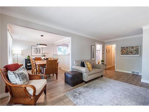 10 Wedgewood Court, St. Catharines, ON - Indoor Photo Showing Living Room