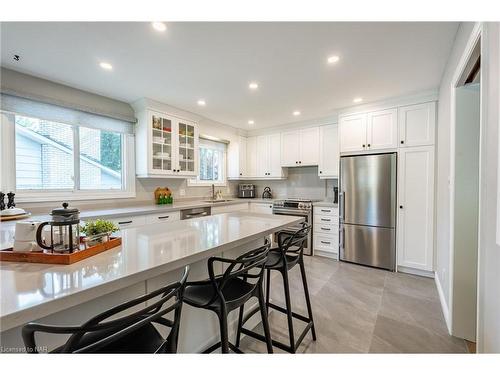 10 Wedgewood Court, St. Catharines, ON - Indoor Photo Showing Kitchen With Upgraded Kitchen