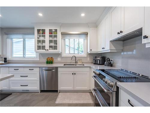 10 Wedgewood Court, St. Catharines, ON - Indoor Photo Showing Kitchen With Double Sink