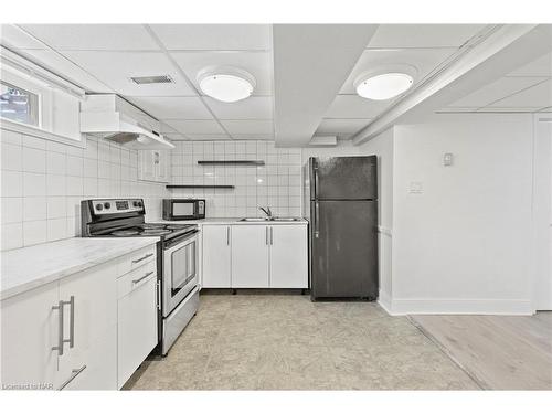 7364 Jubilee Drive, Niagara Falls, ON - Indoor Photo Showing Kitchen With Double Sink