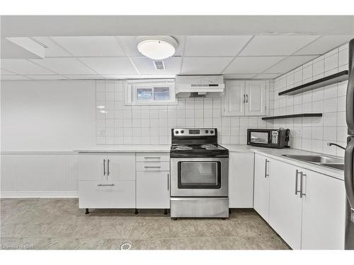 7364 Jubilee Drive, Niagara Falls, ON - Indoor Photo Showing Kitchen