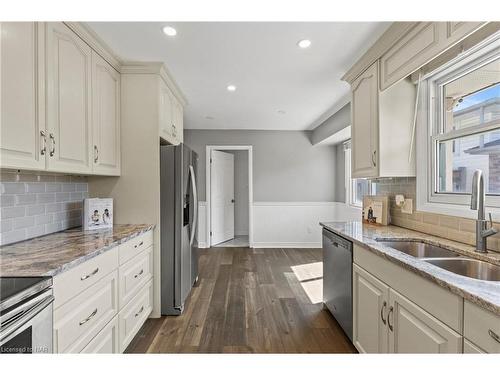 7364 Jubilee Drive, Niagara Falls, ON - Indoor Photo Showing Kitchen With Double Sink With Upgraded Kitchen