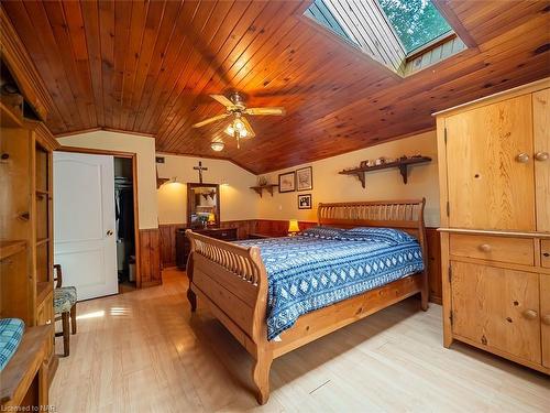 527 Pinecrest Road, Port Colborne, ON - Indoor Photo Showing Bedroom