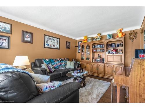 7563 Redhaven Crescent, Niagara Falls, ON - Indoor Photo Showing Living Room