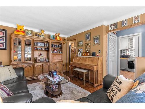 7563 Redhaven Crescent, Niagara Falls, ON - Indoor Photo Showing Living Room