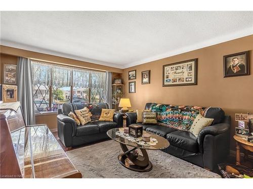 7563 Redhaven Crescent, Niagara Falls, ON - Indoor Photo Showing Living Room