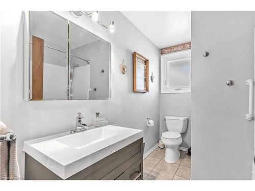 7563 Redhaven Crescent, Niagara Falls, ON - Indoor Photo Showing Bathroom