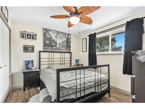 7563 Redhaven Crescent, Niagara Falls, ON - Indoor Photo Showing Bedroom