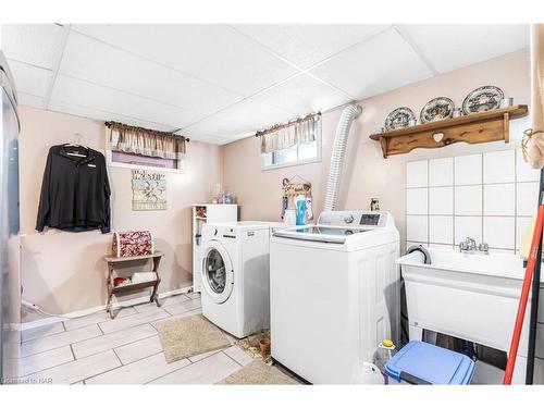 7563 Redhaven Crescent, Niagara Falls, ON - Indoor Photo Showing Laundry Room