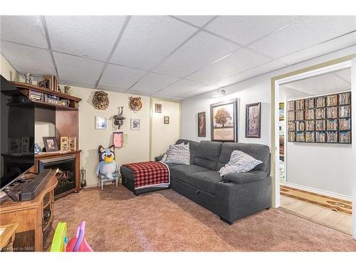 7563 Redhaven Crescent, Niagara Falls, ON - Indoor Photo Showing Other Room