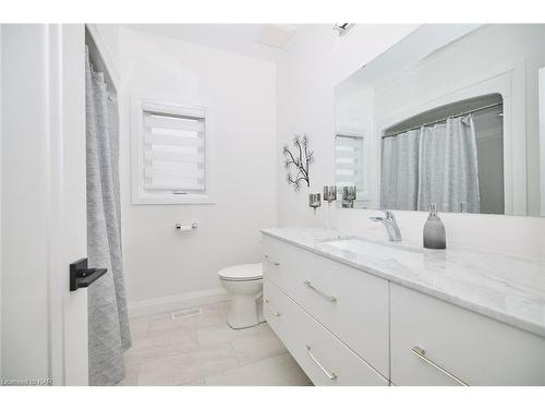 65 Swan Avenue Avenue, Fonthill, ON - Indoor Photo Showing Bathroom