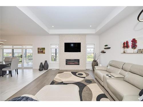 65 Swan Avenue Avenue, Fonthill, ON - Indoor Photo Showing Living Room With Fireplace